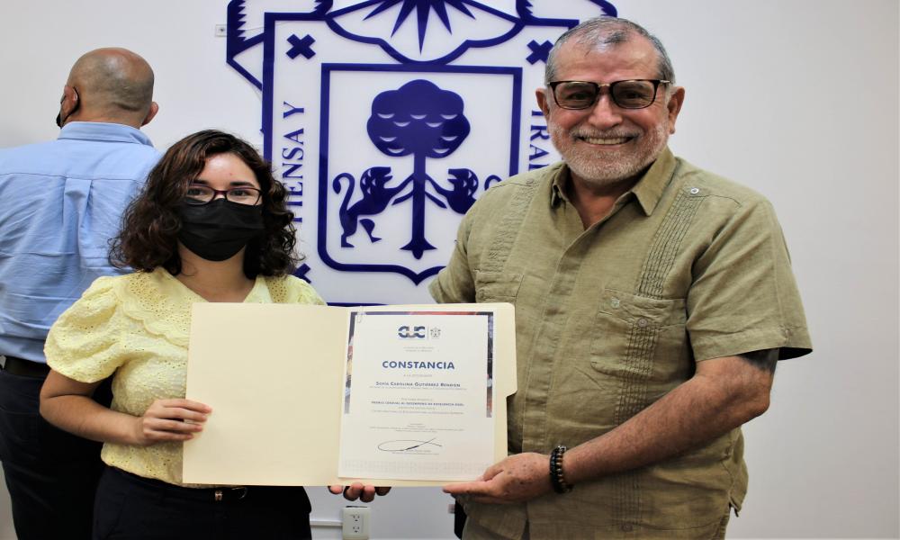 Autoridades universitarias entregaron premio CENEVAL y Presea al Servicio Social