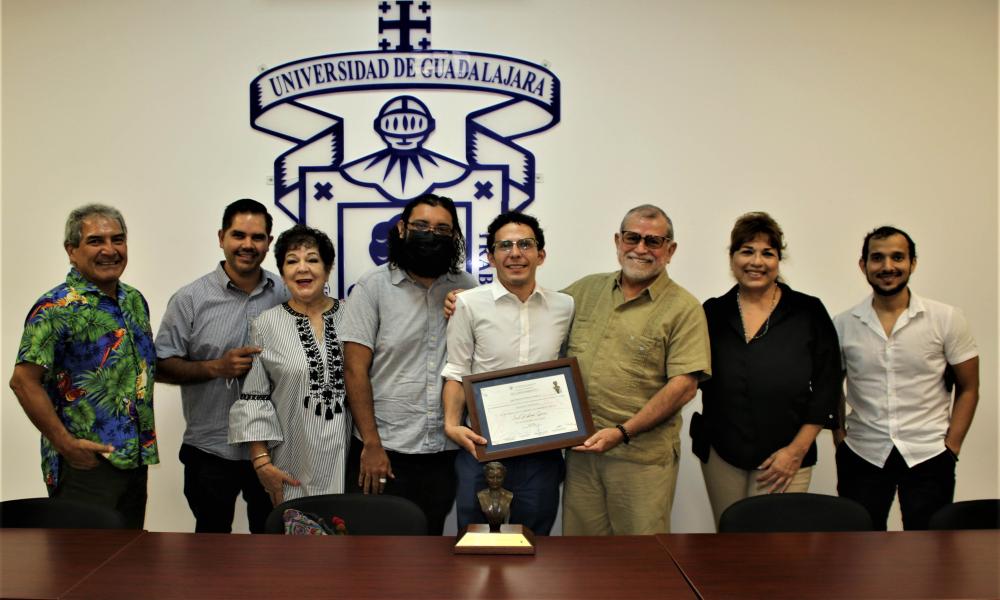 Autoridades universitarias entregaron premio CENEVAL y Presea al Servicio Social