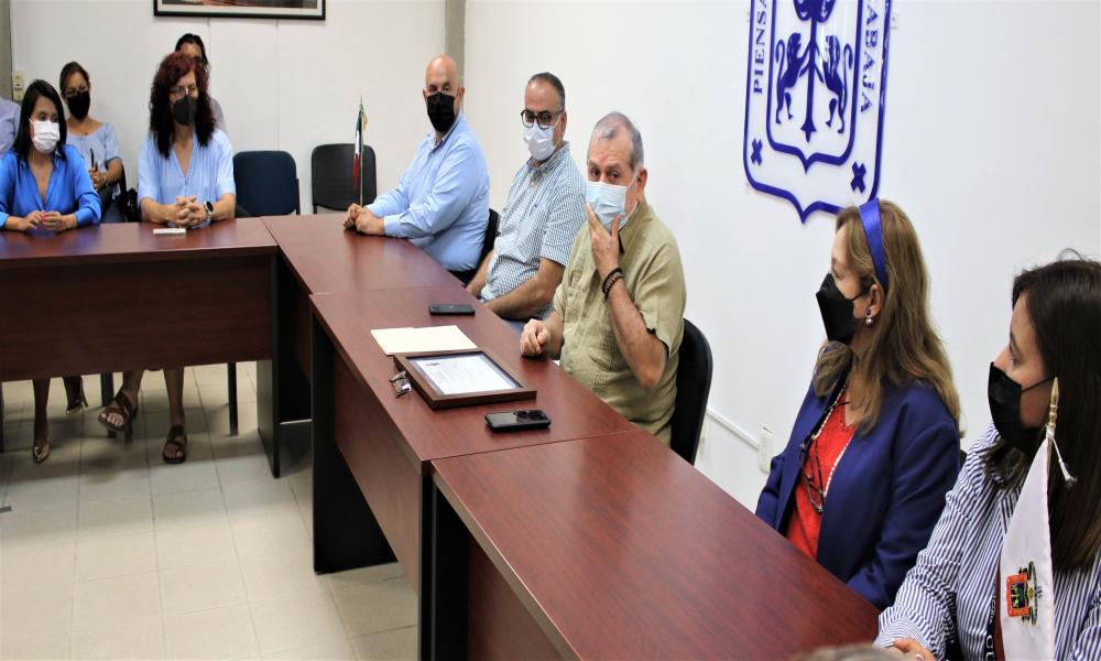 Autoridades universitarias entregaron premio CENEVAL y Presea al Servicio Social