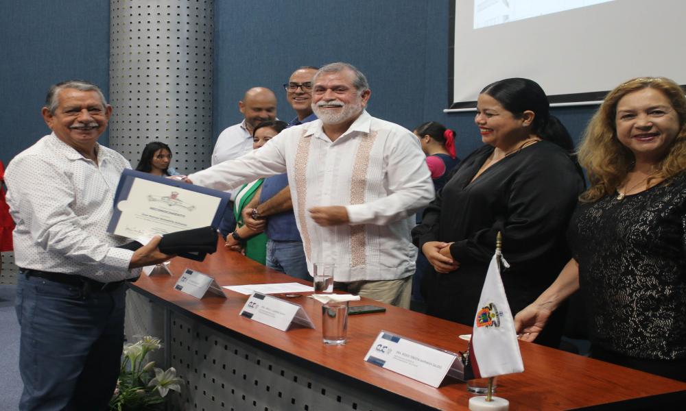 Reconocen 20, 25 y 30 años de labor docente en CUCosta