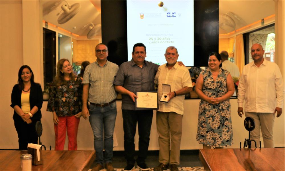 Autoridades universitarias reconocen la trayectoria docente de trece profesores