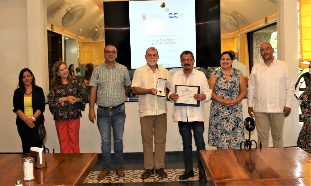 Autoridades universitarias reconocen la trayectoria docente de trece profesores