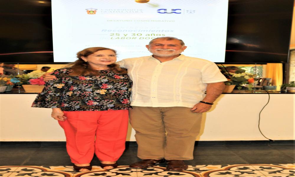 Autoridades universitarias reconocen la trayectoria docente de trece profesores