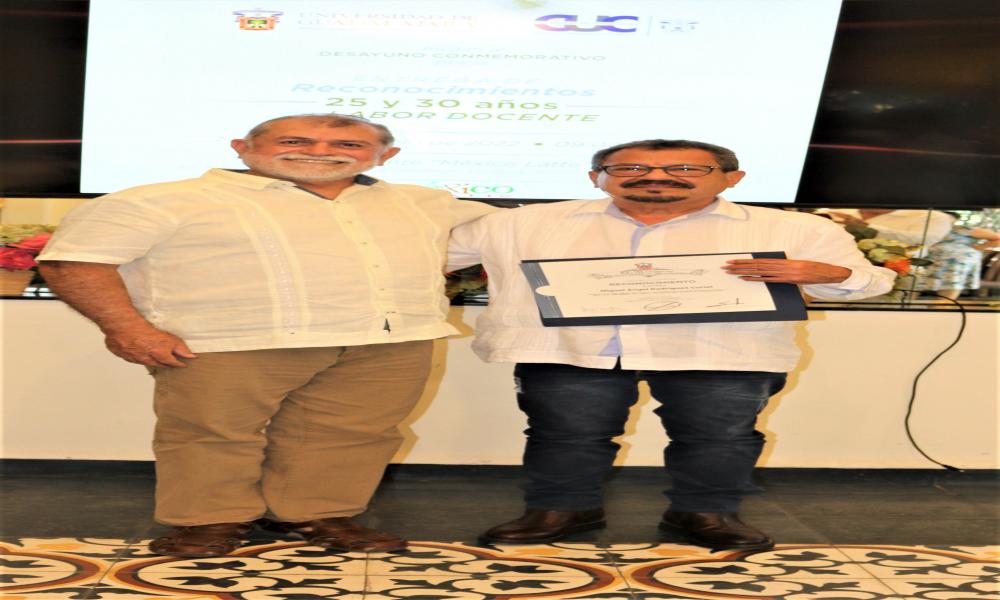 Autoridades universitarias reconocen la trayectoria docente de trece profesores