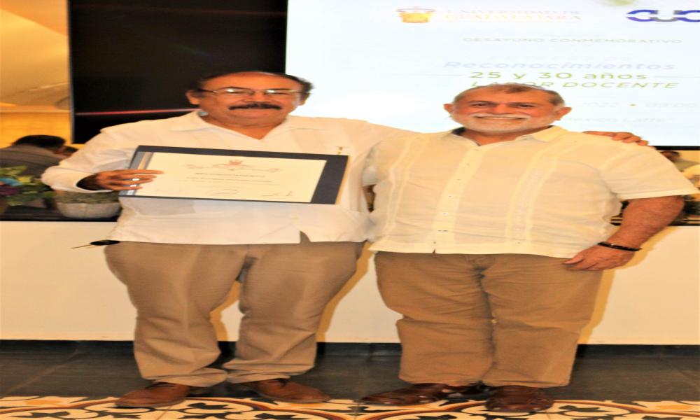 Autoridades universitarias reconocen la trayectoria docente de trece profesores