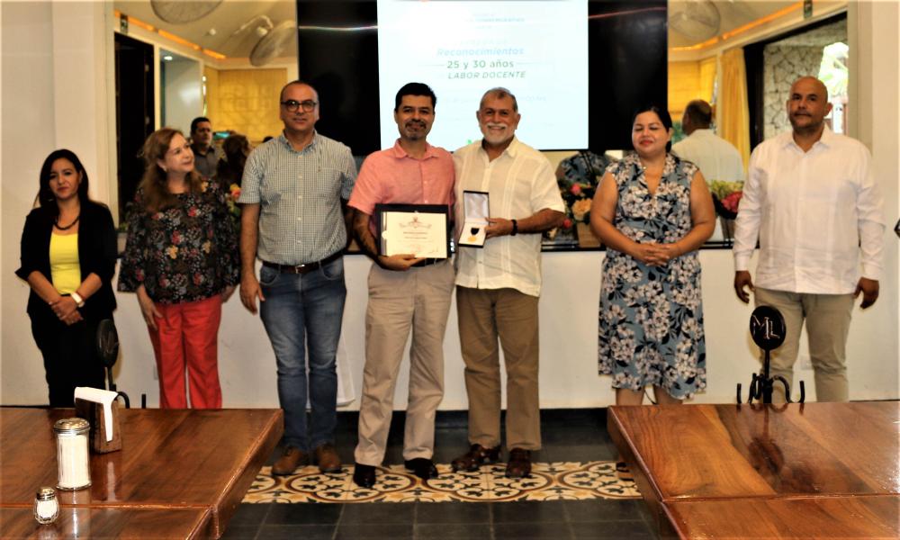 Autoridades universitarias reconocen la trayectoria docente de trece profesores