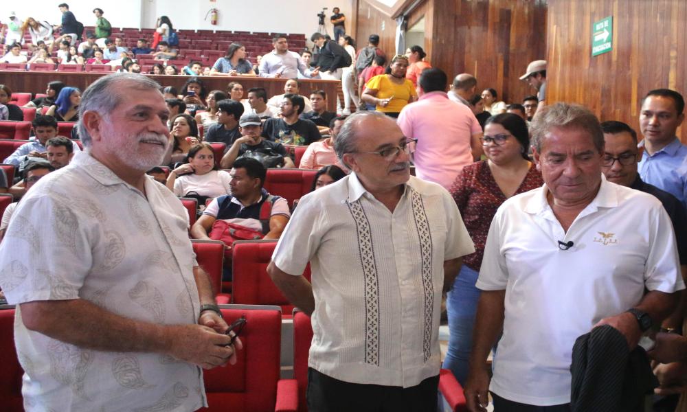 Comparte Fernando González Corona su experiencia empresarial ante estudiantes