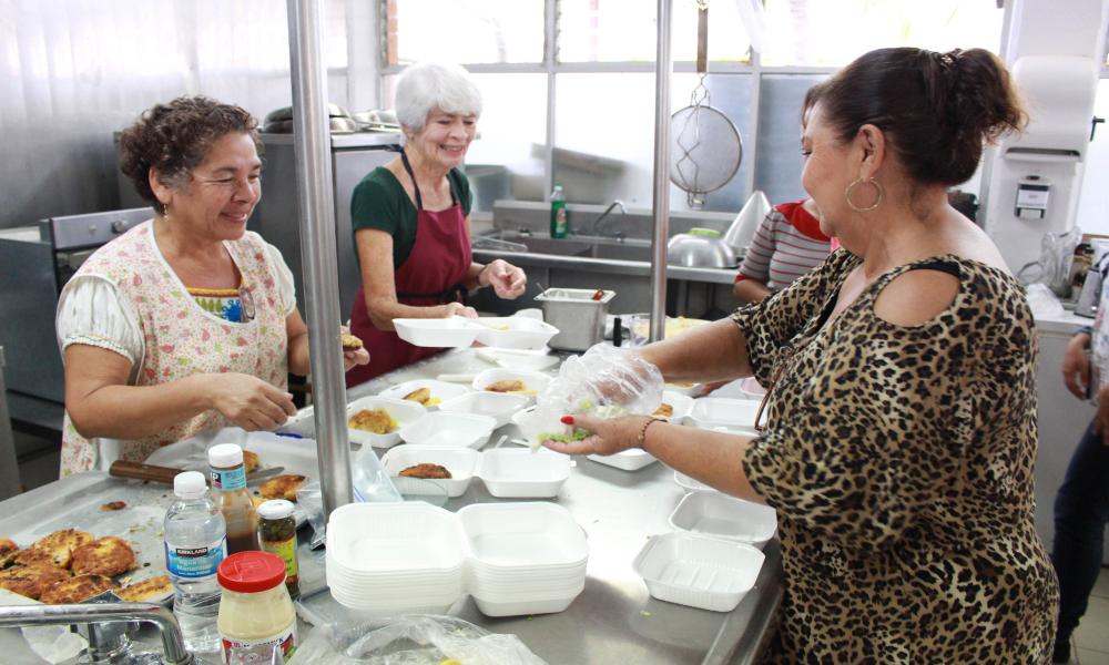 Regresan 120 adultos mayores del SUAM en CUCosta