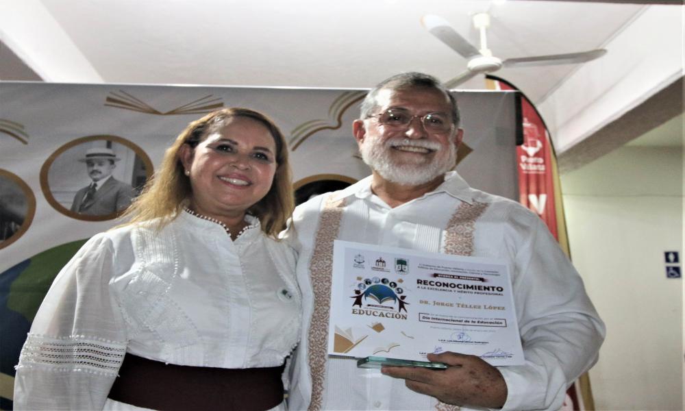 El Gobierno de Puerto Vallarta reconoció con el Mérito Académico al Dr. Jorge Téllez López