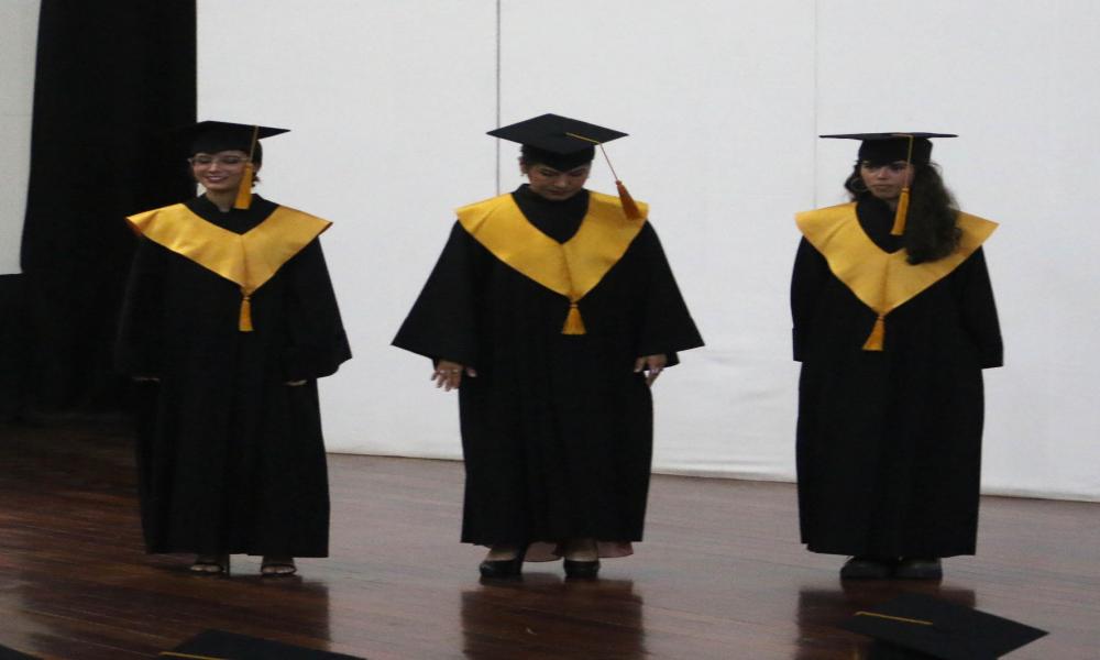 Se realiza en CUCosta triple graduación con grandes satisfacciones
