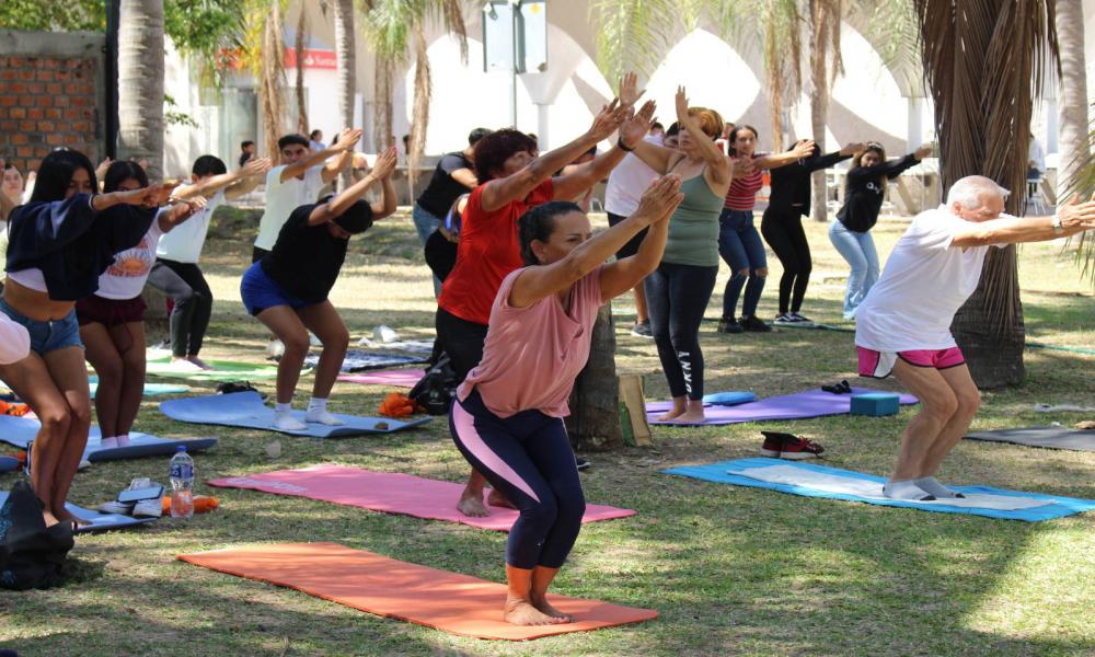 Participan universitarios del CUCosta en el Día Mundial de la Activación Física