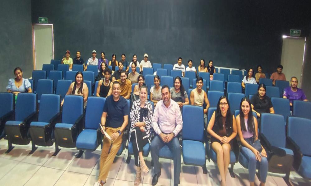 Ilustran a estudiantes sobre finanzas sanas tras su paso por la universidad