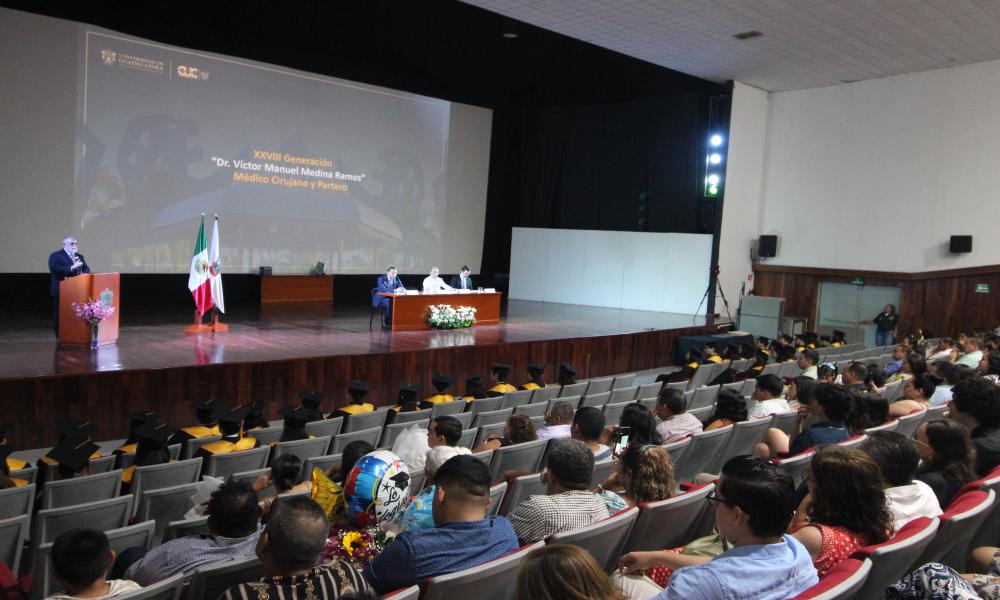 Se gradúan con orgullo y esperanza 35 nuevos médicos del CUCosta