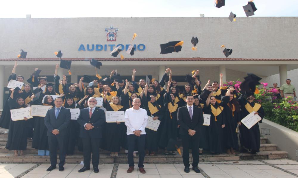 Se gradúan con orgullo y esperanza 35 nuevos médicos del CUCosta