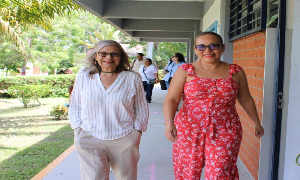 La Rectora del CUCosta visitó el módulo Tomatlán para fortalecer su operación y consolidar la oferta académica en la región Idioma Español La Dra. María Esther Avelar Álvarez, Rectora del Centro Universitario de la Costa (CUCosta), realizó una visita de reconocimiento al módulo universitario en el municipio de Tomatlán, acompañada por directivos y coordinadores universitarios.  Durante el recorrido, la Rectora sostuvo un diálogo cercano con el personal administrativo y docente, con quienes intercambió punto