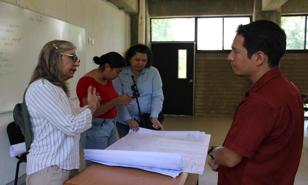 La Rectora del CUCosta visitó el módulo Tomatlán para fortalecer su operación y consolidar la oferta académica en la región Idioma Español La Dra. María Esther Avelar Álvarez, Rectora del Centro Universitario de la Costa (CUCosta), realizó una visita de reconocimiento al módulo universitario en el municipio de Tomatlán, acompañada por directivos y coordinadores universitarios.  Durante el recorrido, la Rectora sostuvo un diálogo cercano con el personal administrativo y docente, con quienes intercambió punto