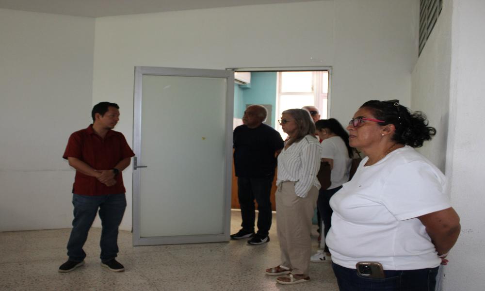 La Rectora del CUCosta visitó el módulo Tomatlán para fortalecer su operación y consolidar la oferta académica en la región Idioma Español La Dra. María Esther Avelar Álvarez, Rectora del Centro Universitario de la Costa (CUCosta), realizó una visita de reconocimiento al módulo universitario en el municipio de Tomatlán, acompañada por directivos y coordinadores universitarios.  Durante el recorrido, la Rectora sostuvo un diálogo cercano con el personal administrativo y docente, con quienes intercambió punto