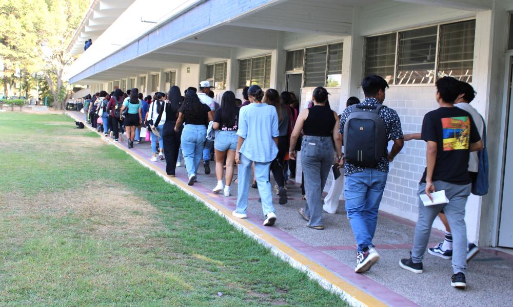 Alumnos aseguran que el examen EGEL Plus CENEVAL es una gran oportunidad para titularse