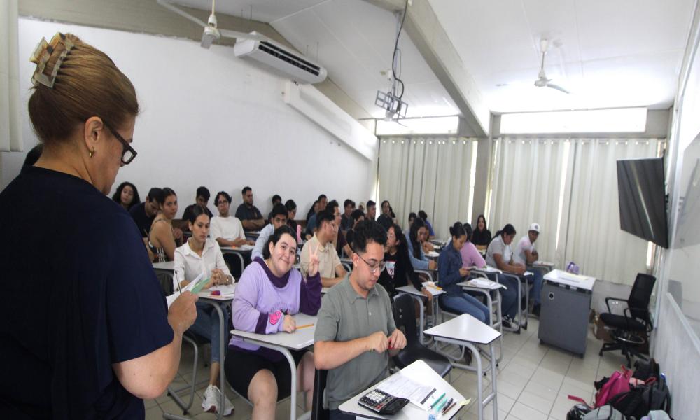 Alumnos aseguran que el examen EGEL Plus CENEVAL es una gran oportunidad para titularse