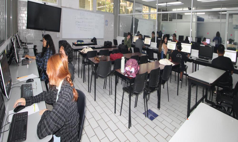 Alumnos aseguran que el examen EGEL Plus CENEVAL es una gran oportunidad para titularse