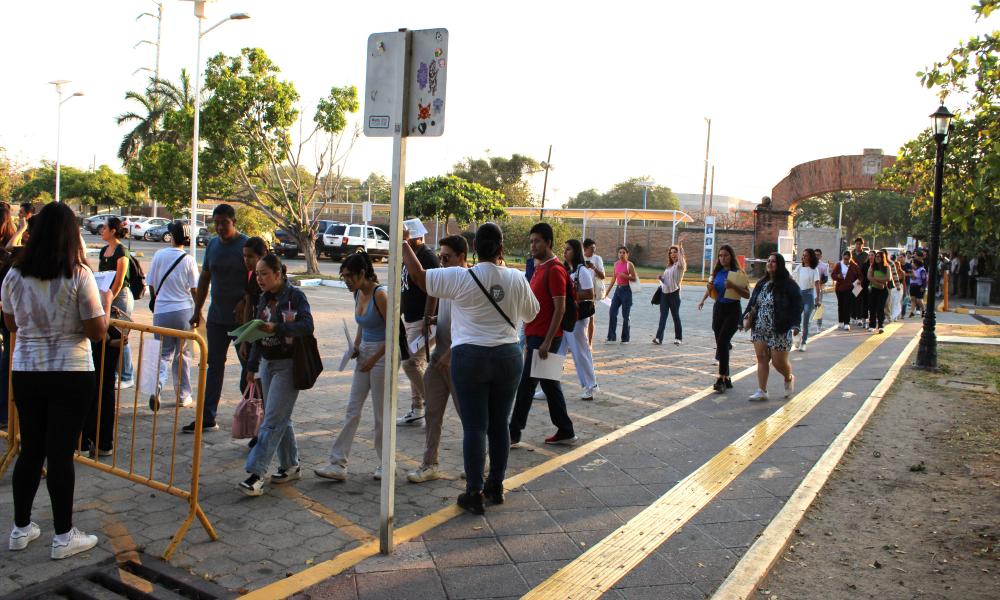 Alumnos aseguran que el examen EGEL Plus CENEVAL es una gran oportunidad para titularse