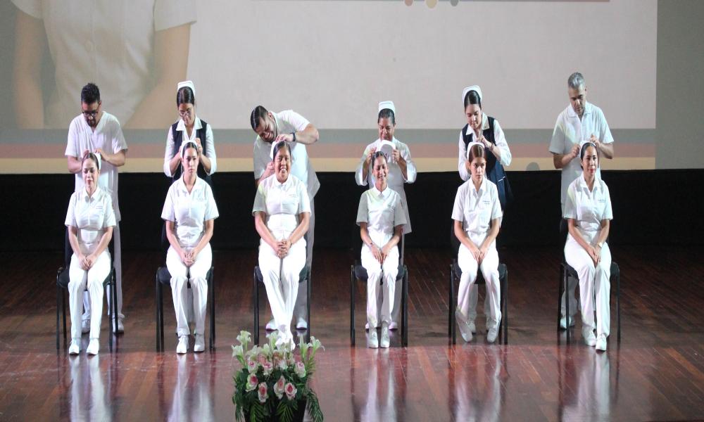 Con elegancia y alegría se realizó la imposición de cofias y galones de alumnos de Enfermería