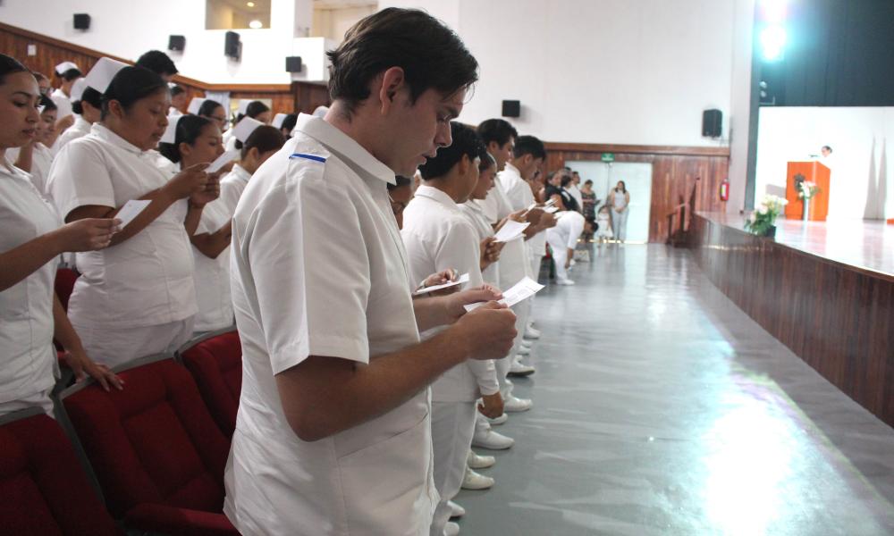 Con elegancia y alegría se realizó la imposición de cofias y galones de alumnos de Enfermería