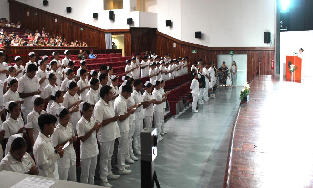 Con elegancia y alegría se realizó la imposición de cofias y galones de alumnos de Enfermería