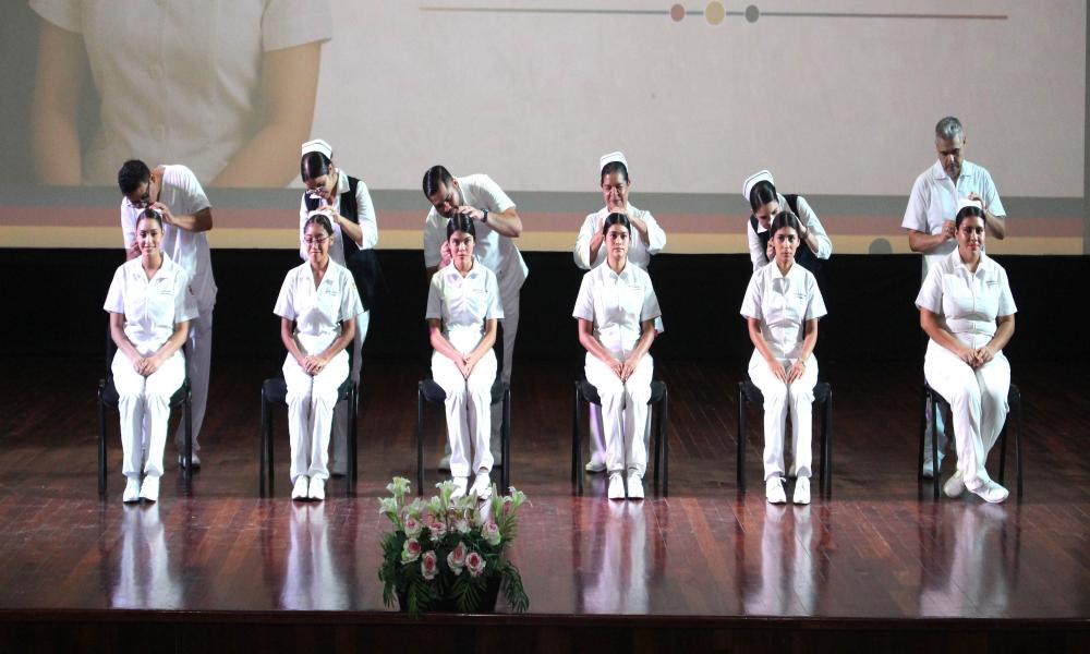 Con elegancia y alegría se realizó la imposición de cofias y galones de alumnos de Enfermería
