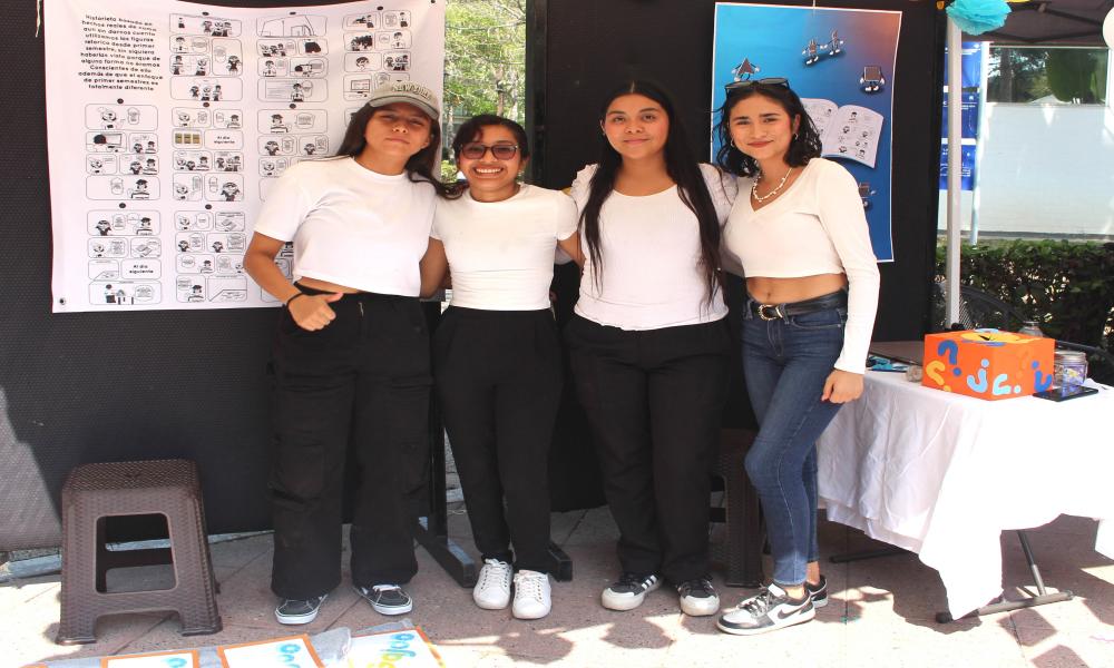 Presentan estudiantes de Diseño en la Comunicación Gráfica sus proyectos de fin de semestre