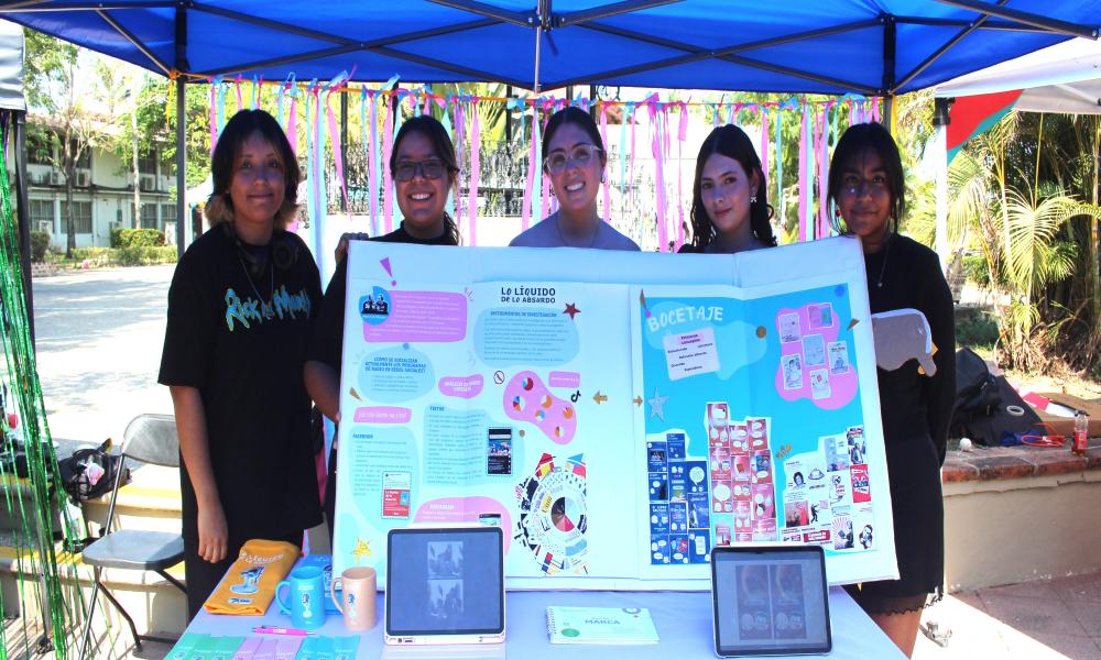 Presentan estudiantes de Diseño en la Comunicación Gráfica sus proyectos de fin de semestre