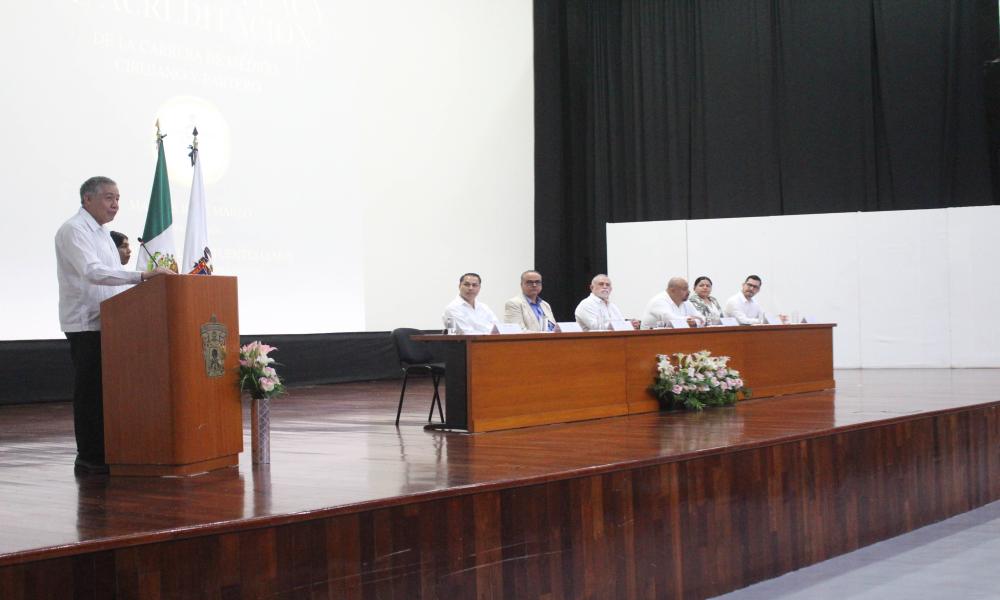Entrega COMAEM placa de re acreditación a la carrera Médico Cirujano y Partero en CUCosta