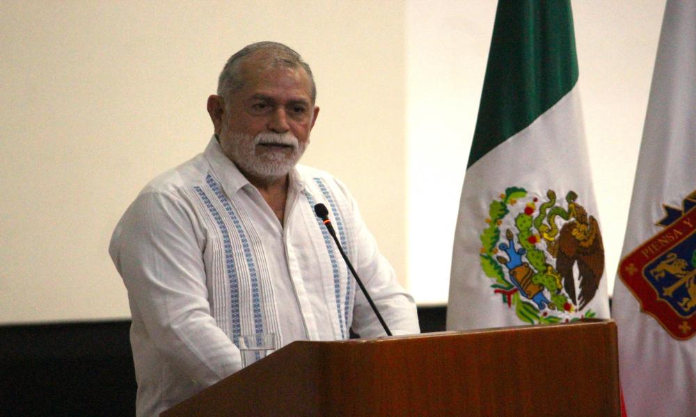 Entrega COMAEM placa de re acreditación a la carrera Médico Cirujano y Partero en CUCosta