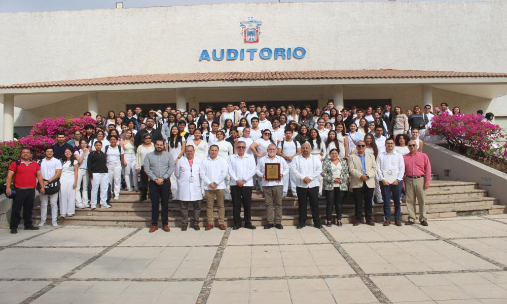 Entrega COMAEM placa de re acreditación a la carrera Médico Cirujano y Partero en CUCosta