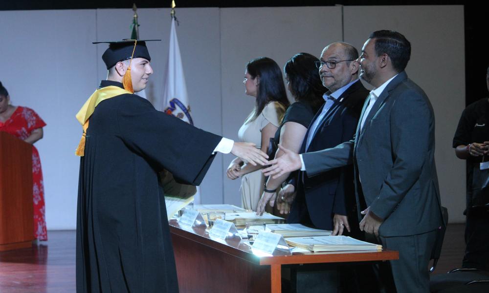 Universidad de Guadalajara celebra el acto académico de la LV Generación de Licenciados en Administración del CUCosta