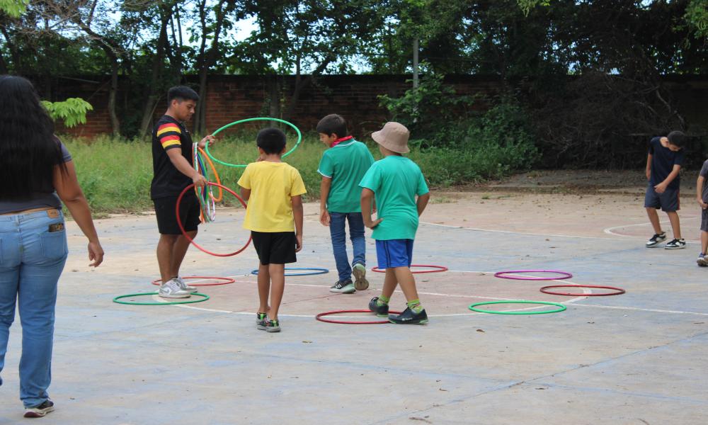 Niñas, niños y adolescentes participan en el “Viernes Creativo CUCosta