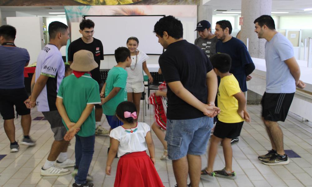 Niñas, niños y adolescentes participan en el “Viernes Creativo CUCosta