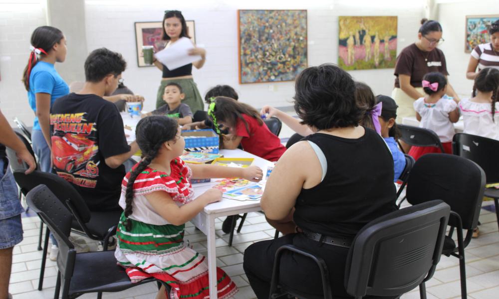 Niñas, niños y adolescentes participan en el “Viernes Creativo CUCosta