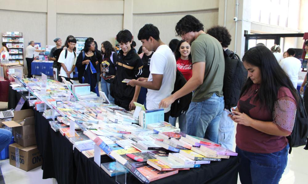 Inicia la Feria Bibliográfica CUCosta 2025 con la participación de 15 editoriales