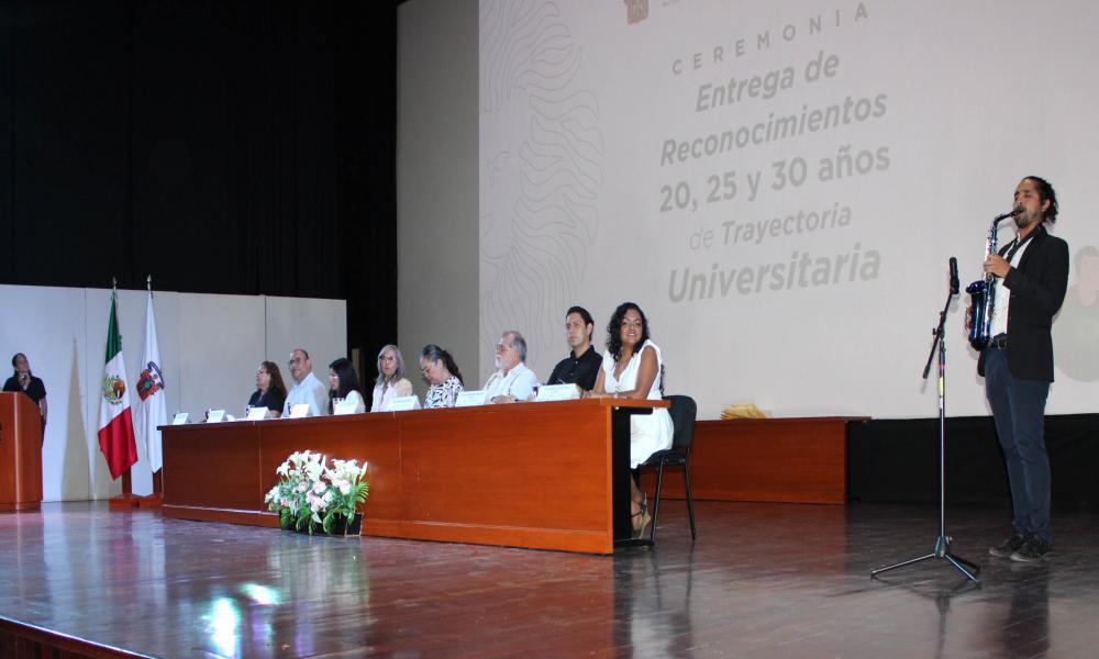 CUCosta rinde homenaje a su personal por décadas de servicio y compromiso con la educación