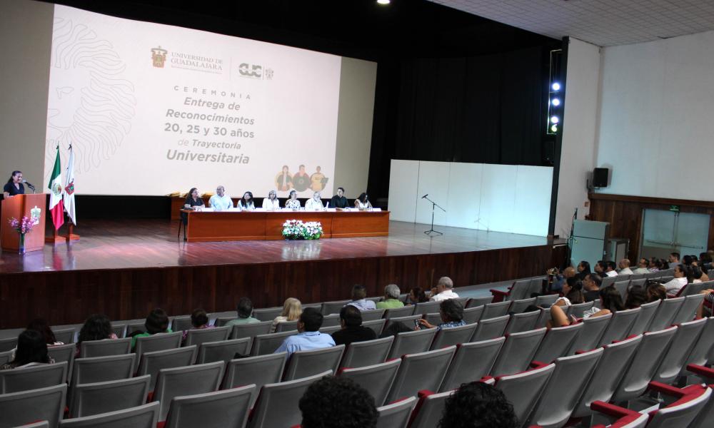 CUCosta rinde homenaje a su personal por décadas de servicio y compromiso con la educación