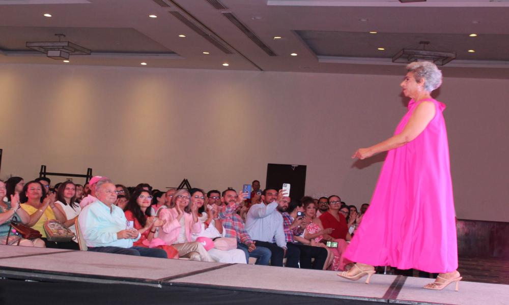 Exitosa Pasarela Fashion Pink con la suma de la comunidad universitaria