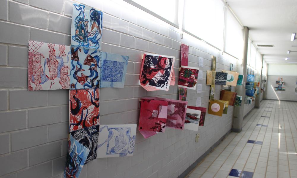 Inauguran en CUCosta la exposición artística “Un Solo Mar, Arrecifes Coralinos Ciudades Submarinas”