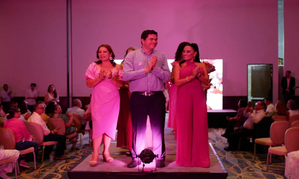 Exitosa Pasarela Fashion Pink con la suma de la comunidad universitaria