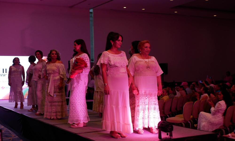 Exitosa Pasarela Fashion Pink con la suma de la comunidad universitaria