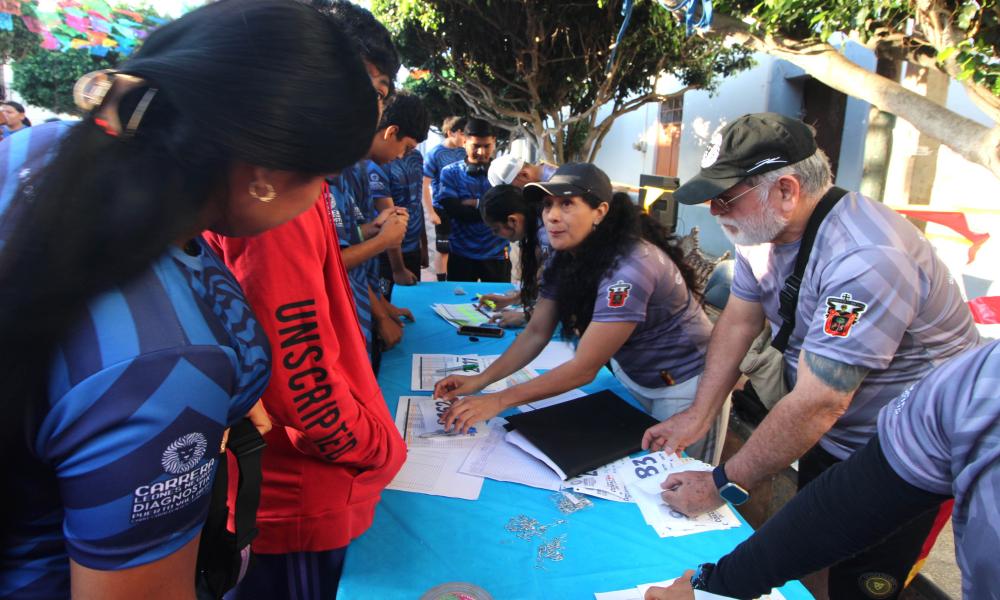 Ambiente deportivo y orgullo UdeG en la V Carrera Leones Negros Grupo Diagnosti-k 2025 en Tomatlán