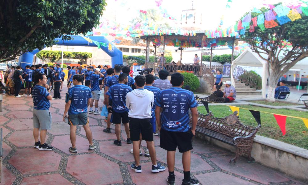 Ambiente deportivo y orgullo UdeG en la V Carrera Leones Negros Grupo Diagnosti-k 2025 en Tomatlán