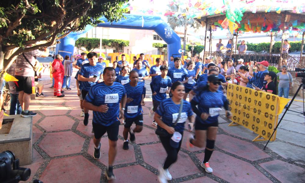 Ambiente deportivo y orgullo UdeG en la V Carrera Leones Negros Grupo Diagnosti-k 2025 en Tomatlán