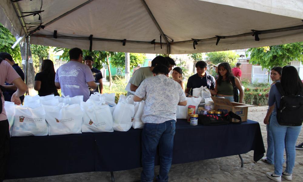 Comunidad universitaria del CUCosta y del CUSur se une en apoyo a familias afectadas por las inundaciones en Villas de Ixtapa