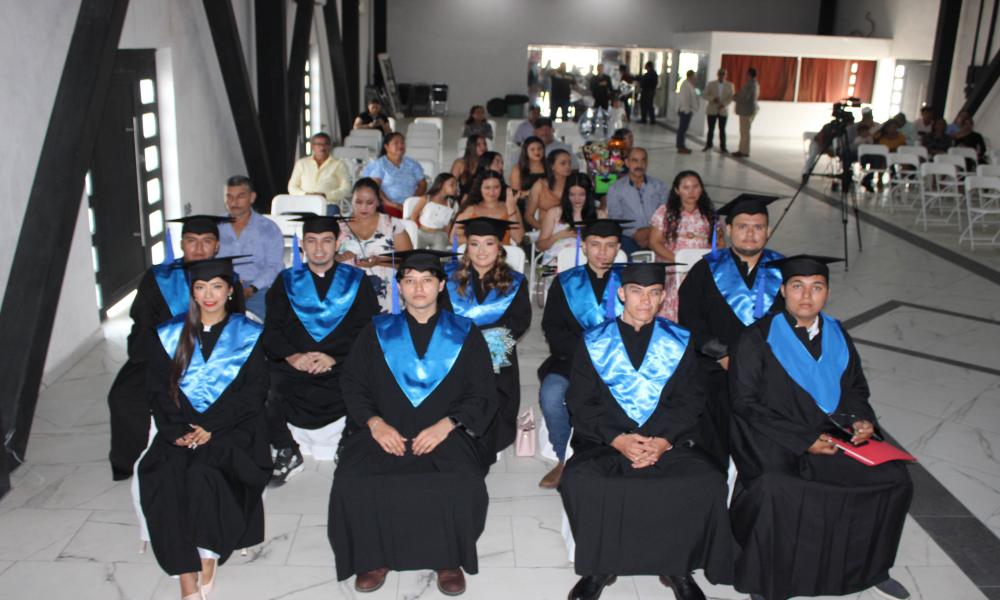Se gradúan 17 nuevos profesionales en la Sede Tomatlán del CUCosta